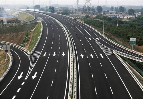 高速公路，城市道路及城乡公路的沥⻘路面